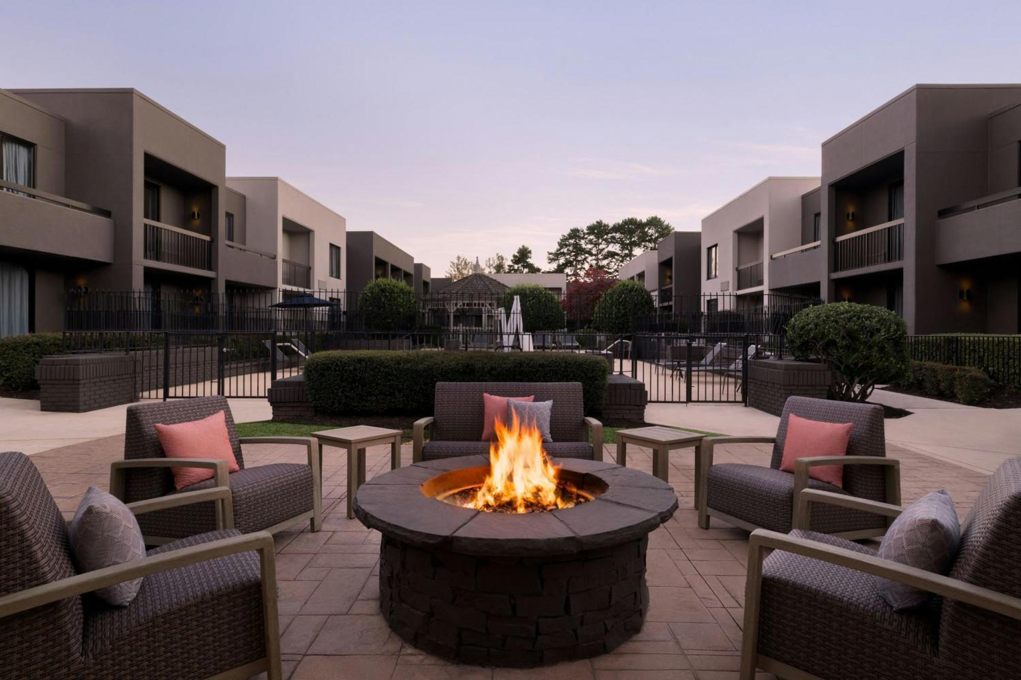 Courtyard Atlanta Northlake Тъкър Екстериор снимка